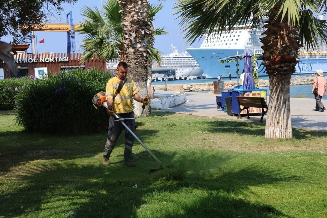 Aydın Büyükşehir, Kuşadası’nda çalışmalarını sürüdürüyor