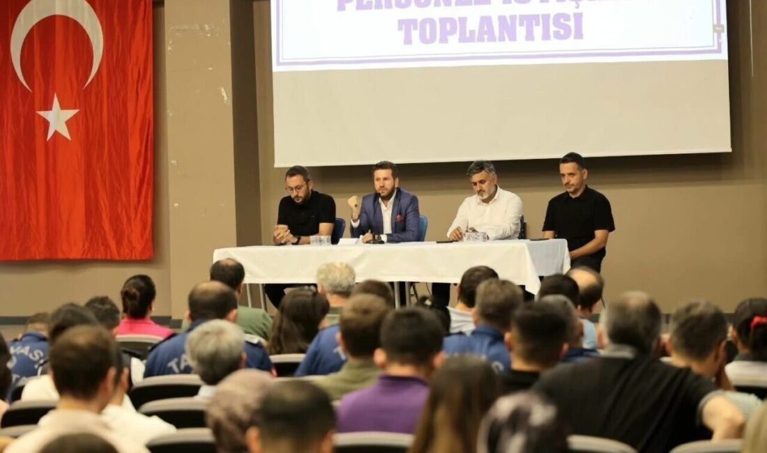 Tavas Belediye Başkanı Kadir Tatık, personeliyle bir araya gelerek toplantı