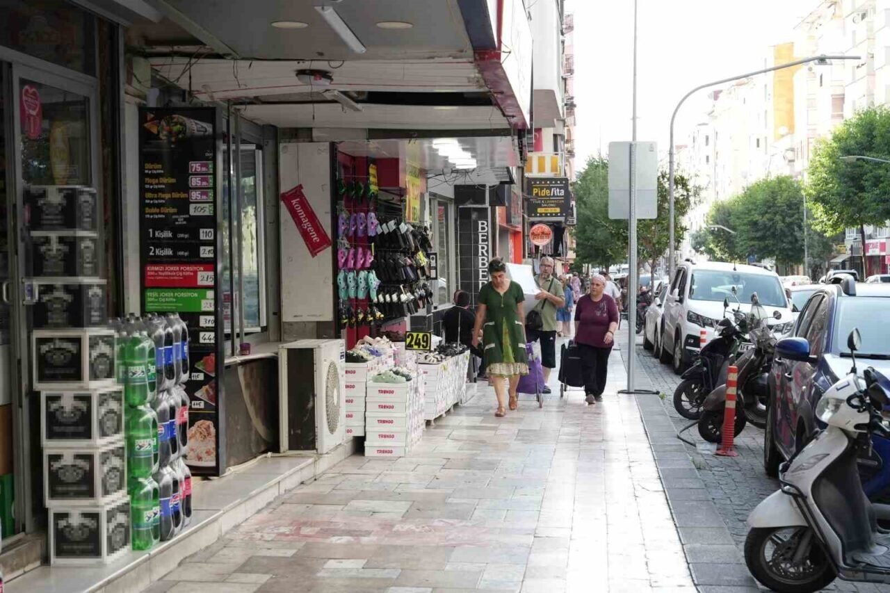 Denizli Büyükşehre karşı imza toplayan esnaf: "Vatandaşın derdini dinlemeyen başkan da oluyormuş"
