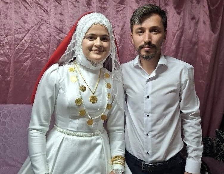 MANİSA (İHA) – Manisa’nın Selendi ilçesinde düzenlenen düğün töreninde damadın