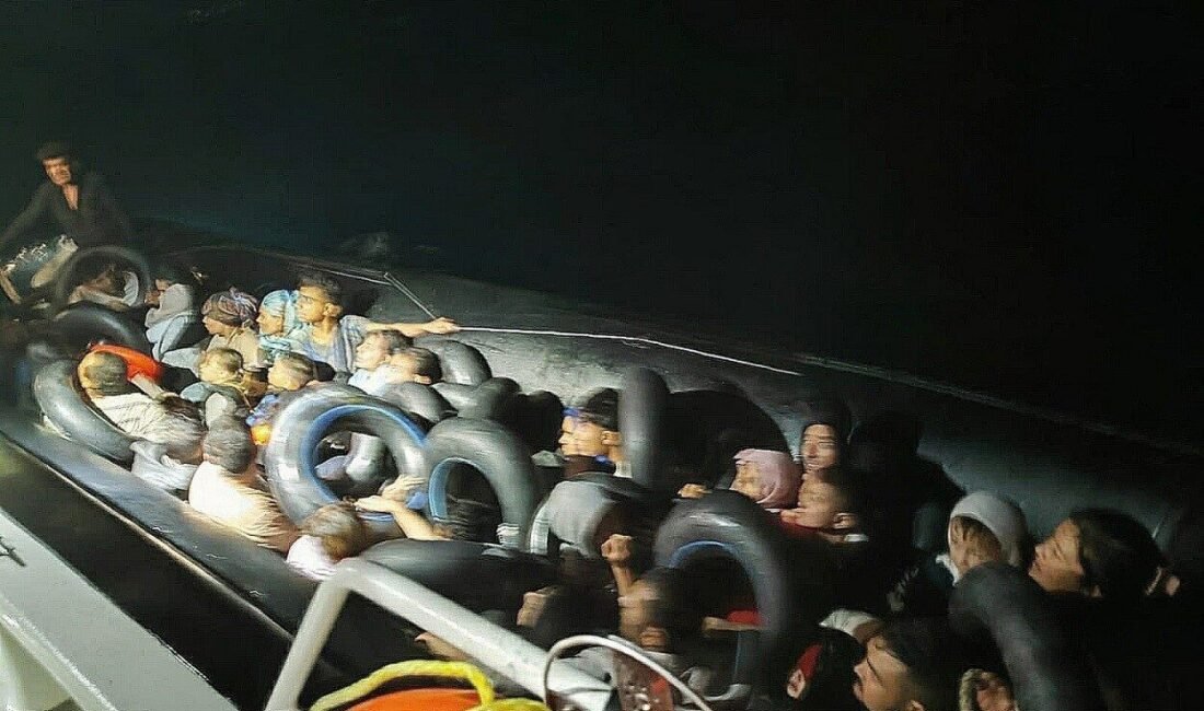 İzmir’de 43 kaçak göçmen yakalandı, sürüklenen lastik bottaki 19 göçmen de kurtarıldı İzmir açıklarında Sahil Güvenlik ekiplerince düzenlenen iki ayrı operasyonda yasa