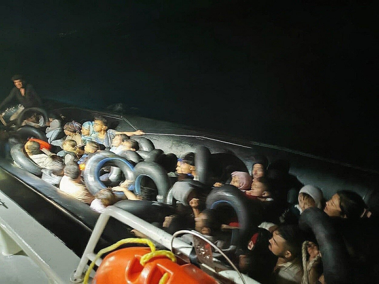 İzmir’de 43 kaçak göçmen yakalandı, sürüklenen lastik bottaki 19 göçmen de kurtarıldı İzmir’de 43 kaçak göçmen yakalandı, sürüklenen lastik bottaki 19 göçmen de kurtarıldı