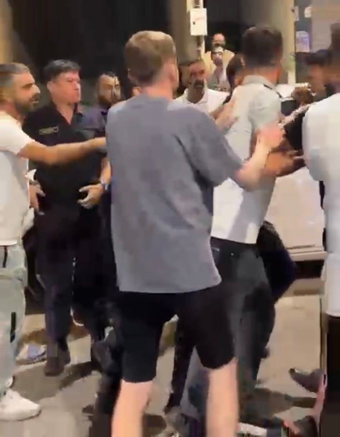 İzmir’de jandarma ekiplerine saldırı: 8 gözaltı, 2 firari