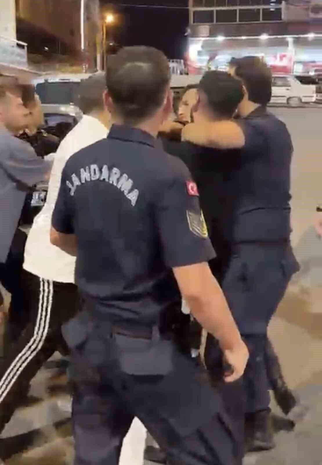 İzmir’de jandarma ekiplerine saldırı: 8 gözaltı, 2 firari