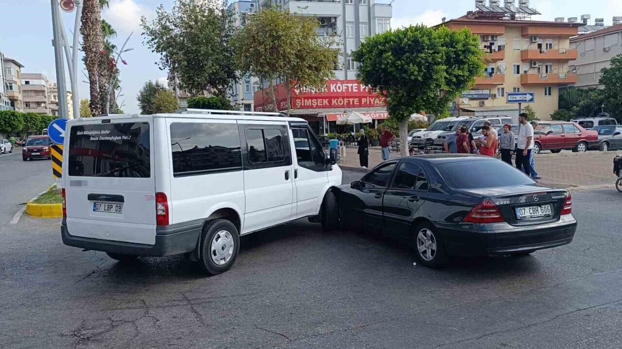 Kamyonet ile otomobil çarpıştı: 1 yaralı