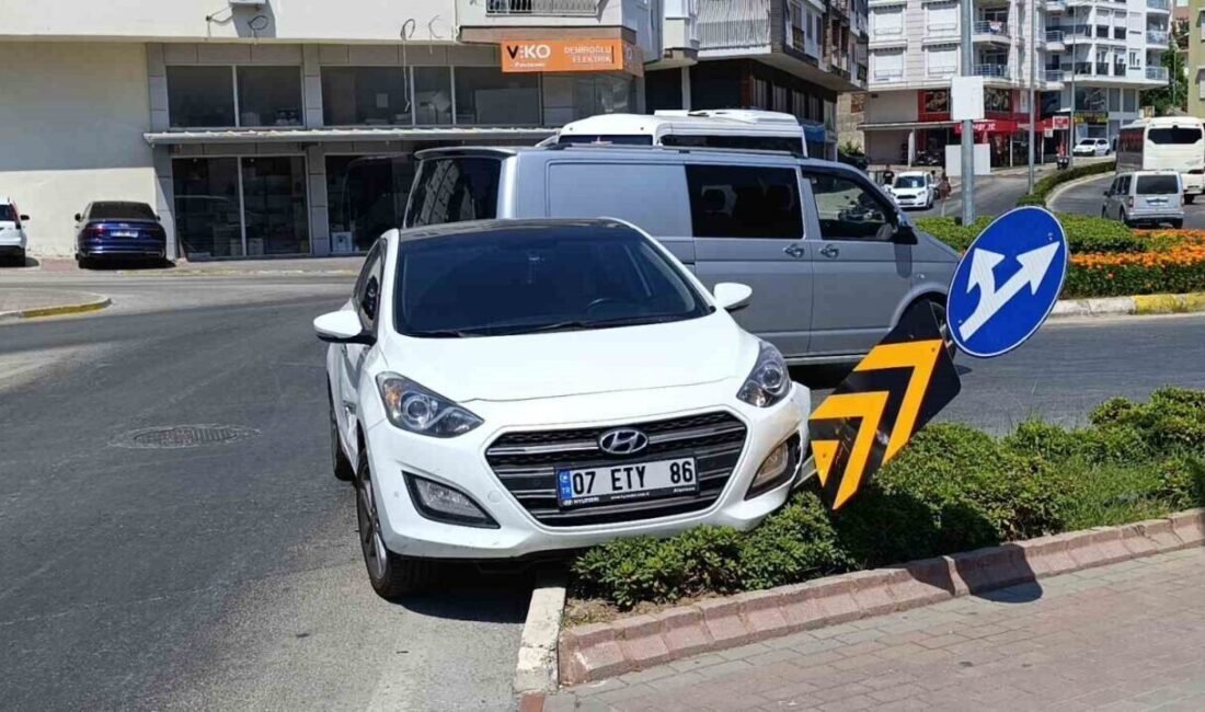 Antalya’nın Manavgat ilçesinde iki otomobilin kavşak sisteminde çarpışması sonucu meydana