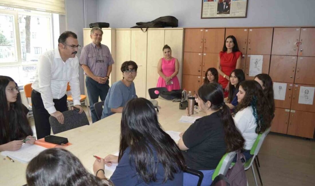 Aydın’ın Sultanhisar ilçesinde Kaymakam Ali Ekber Ateş, yaz tatilinde Destekleme