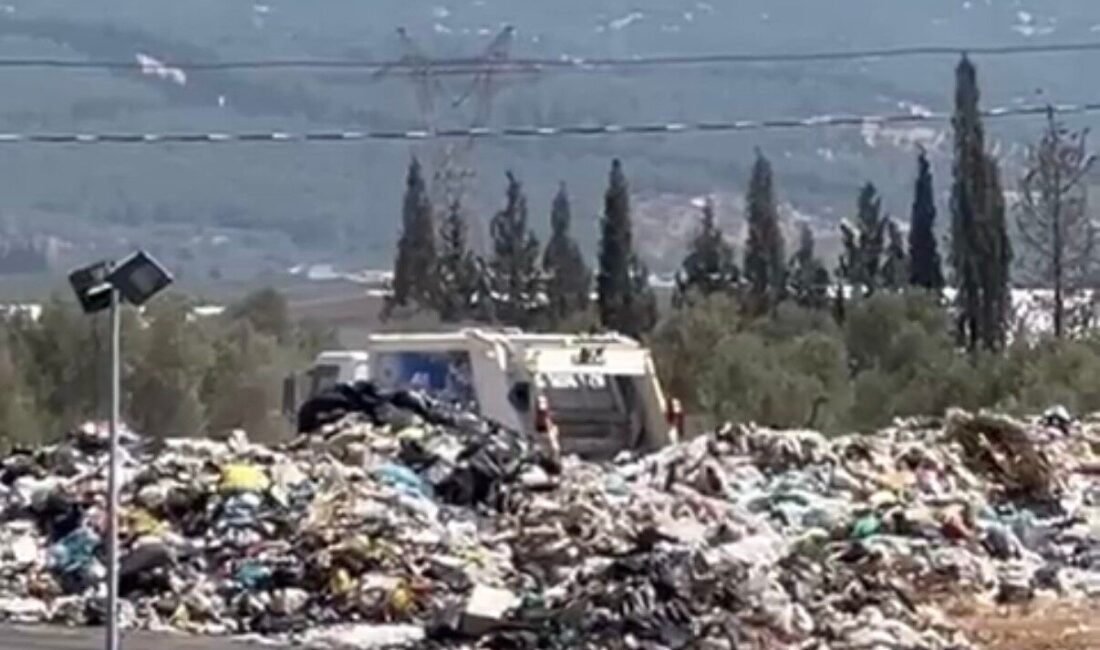 İzmir’in Kemalpaşa ilçesinde belediye tarafından toplanan çöplerin İzmir Büyükşehir Belediyesi
