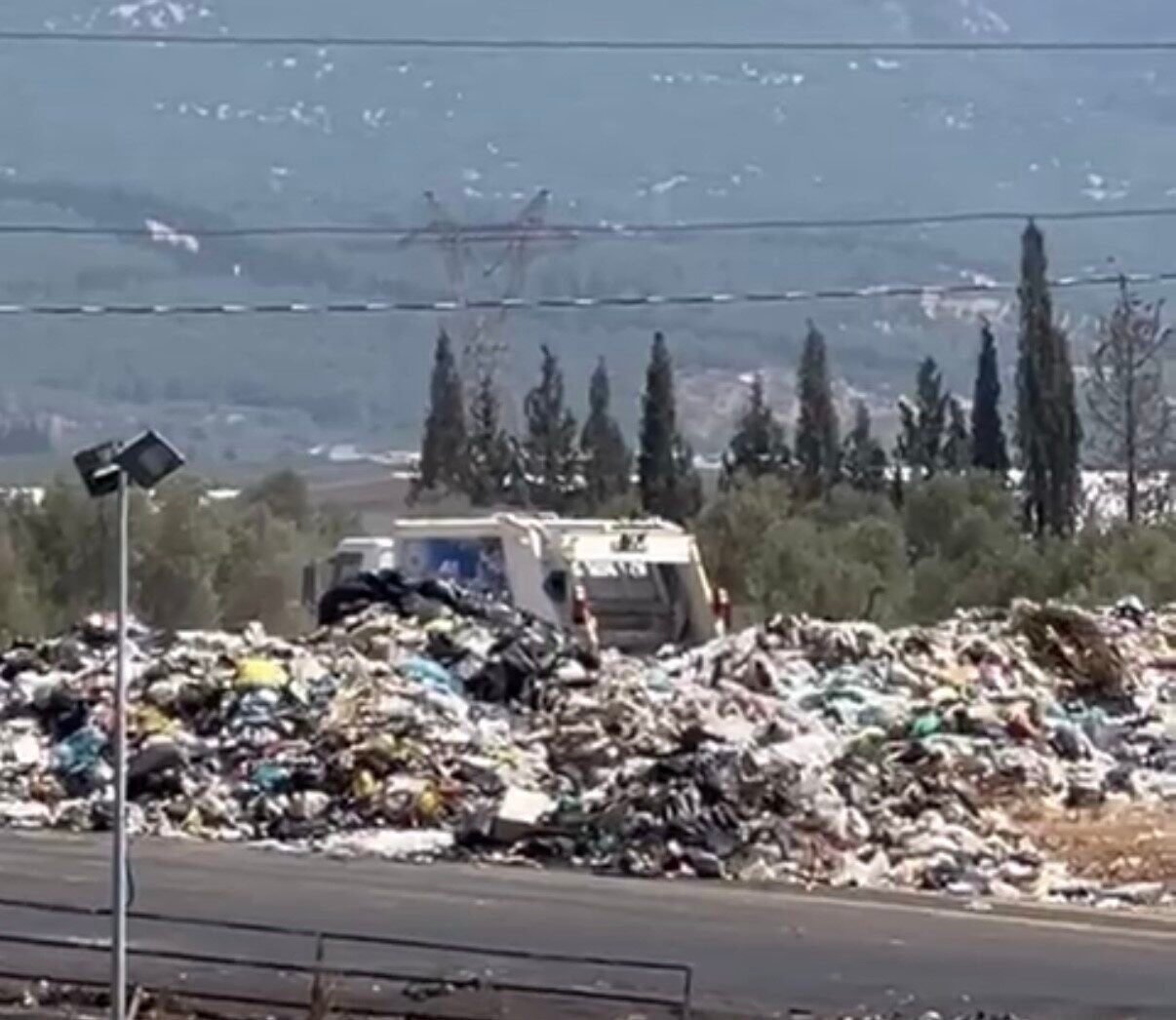 Kemalpaşa’da çöp dağları oluştu Kemalpaşa’da çöp dağları oluştu