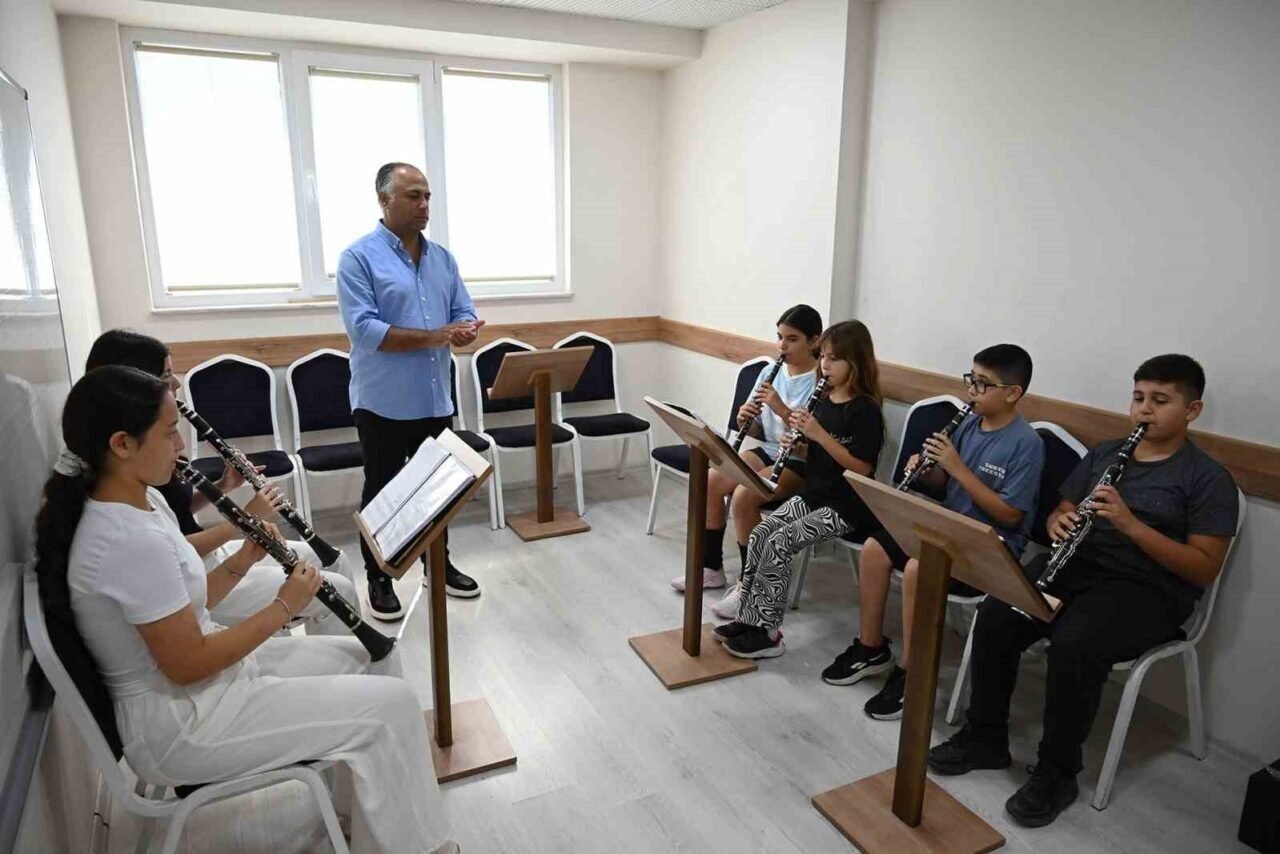Kemer’de ücretsiz yaz kursları ilgi görüyor Kemer’de ücretsiz yaz kursları ilgi görüyor