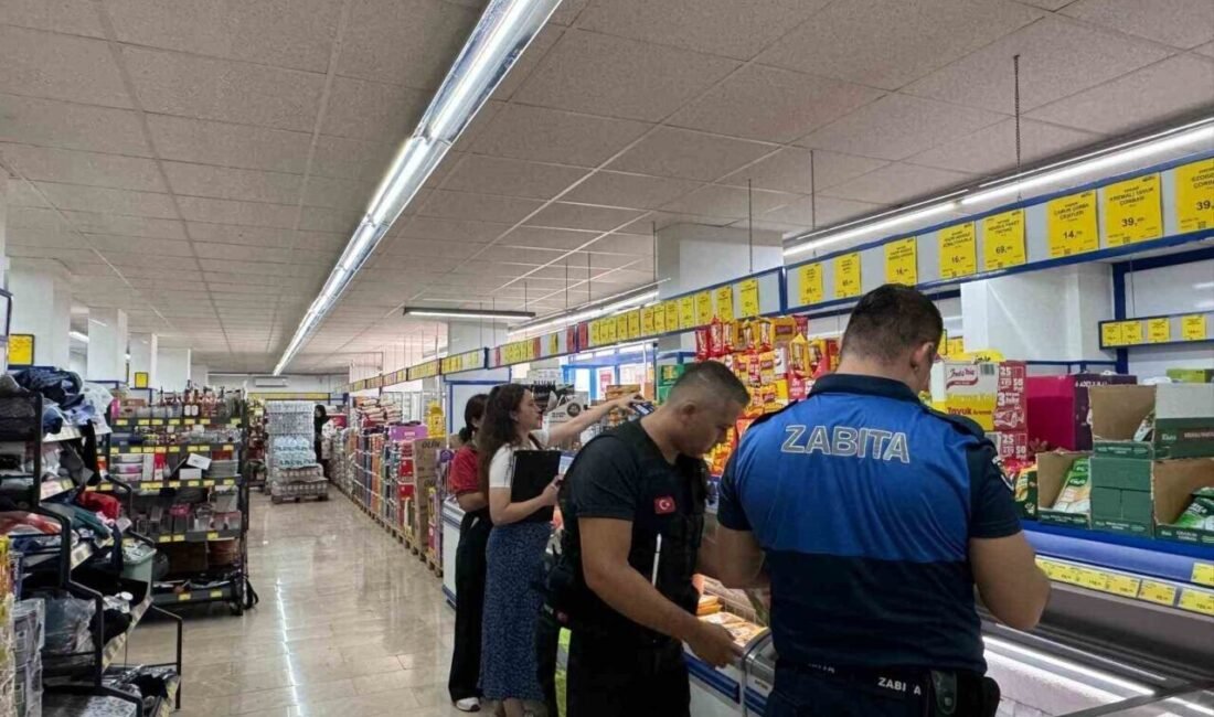 Kemer’de zabıta ekipleri marketlerde etiket ve hijyen denetimi yaptı Antalya’nın Kemer ilçesinde, zabıta ekipleri ilçe genelinde faaliyet gösteren marketlerde