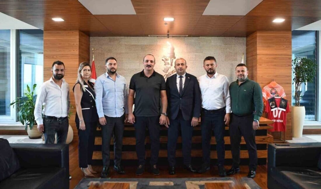 Kotan: “İşçilerimizin emeği bizim için kıymetli” Konyaaltı Belediye Başkanı Cem Kotan, Belediye-İş Sendikası Antalya Şube Başkanı