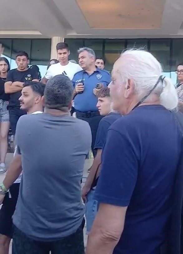 Kuşadası Vav Otel çalışanları alacaklarının verilmediği gerekçesiyle eylem başlattı Kuşadası Vav Otel çalışanları alacaklarının verilmediği gerekçesiyle eylem başlattı