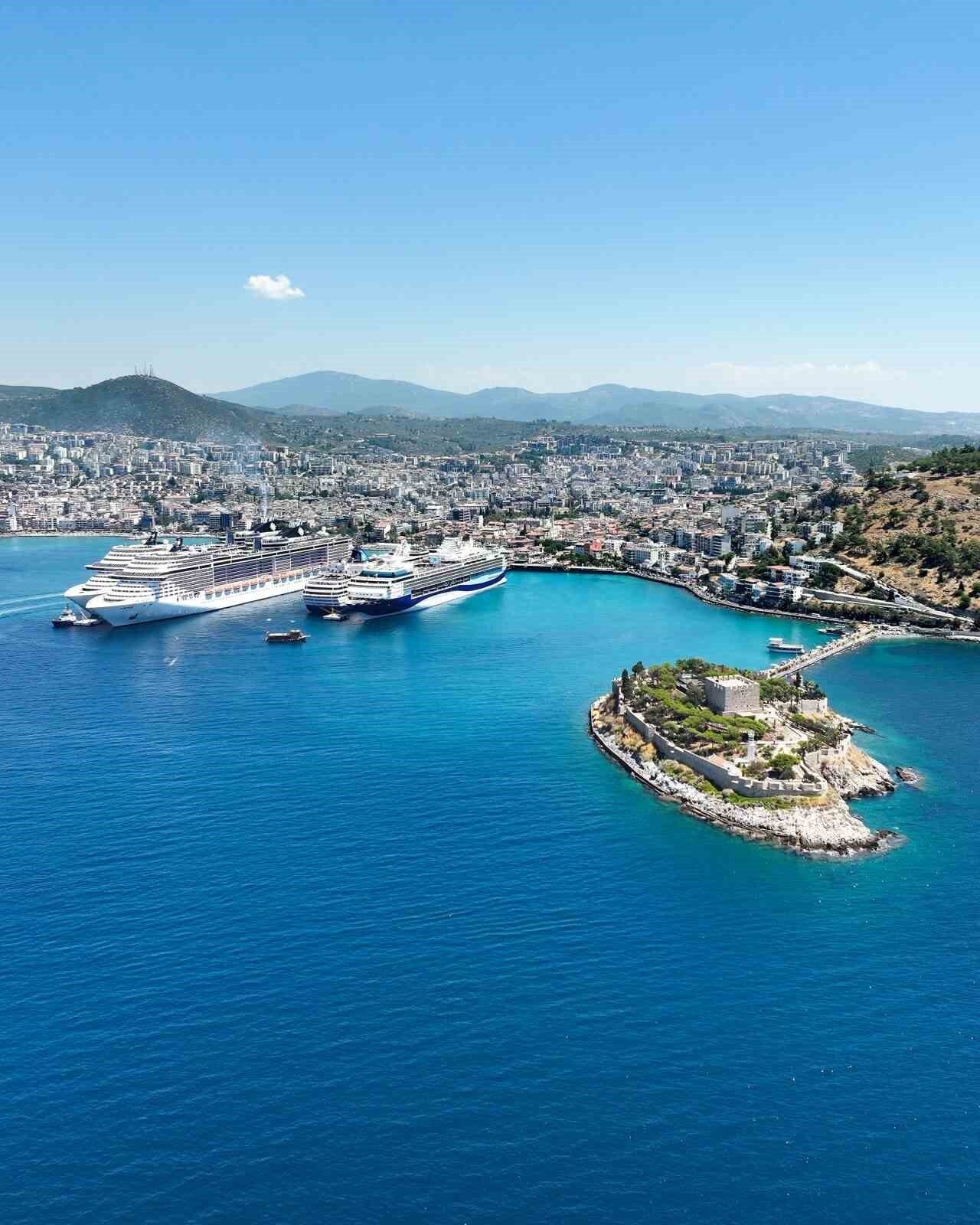 Kuşadası’na 5 kruvaziyer 10 bin 916 turist getirdi