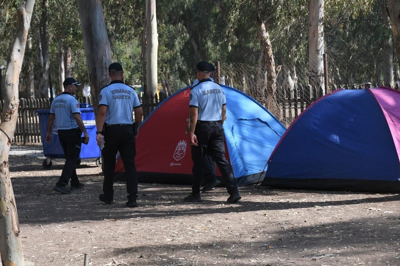 Kuşadası’nda zabıta ekiplerinden çadır ve karavan denetimi