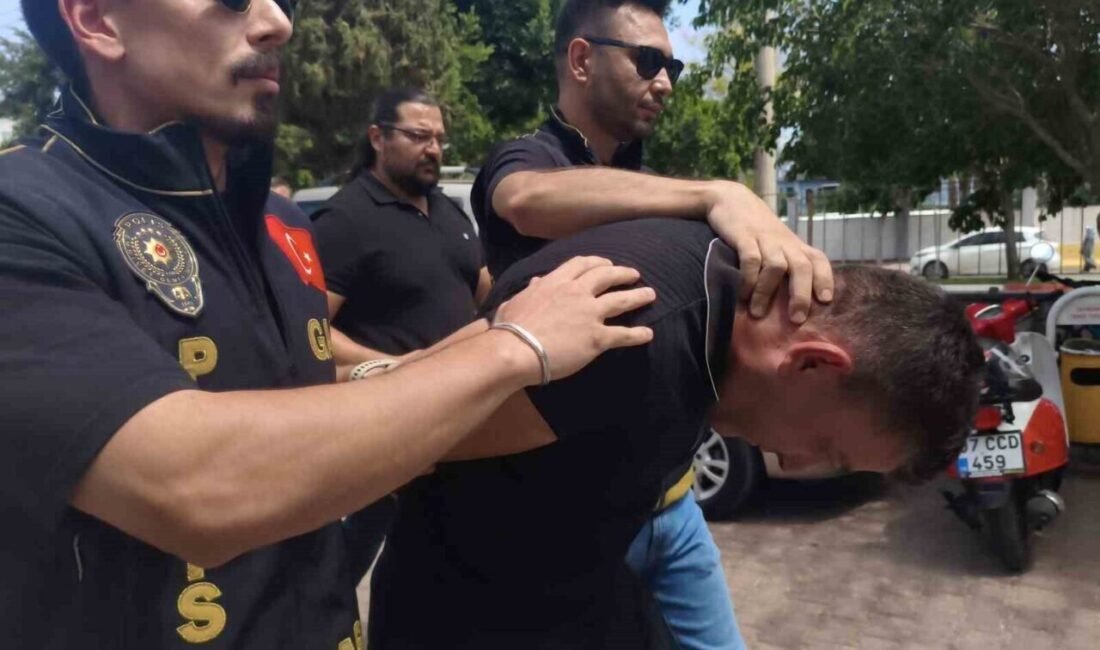 Antalya’da elindeki bıçakla kuyumcuya girip 18 bileziği gasbettikten sonra aynı