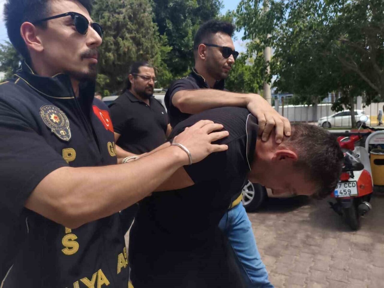 Kuyumcudan 18 bilezik gasbeden zanlı tutuklandı Kuyumcudan 18 bilezik gasbeden zanlı tutuklandı