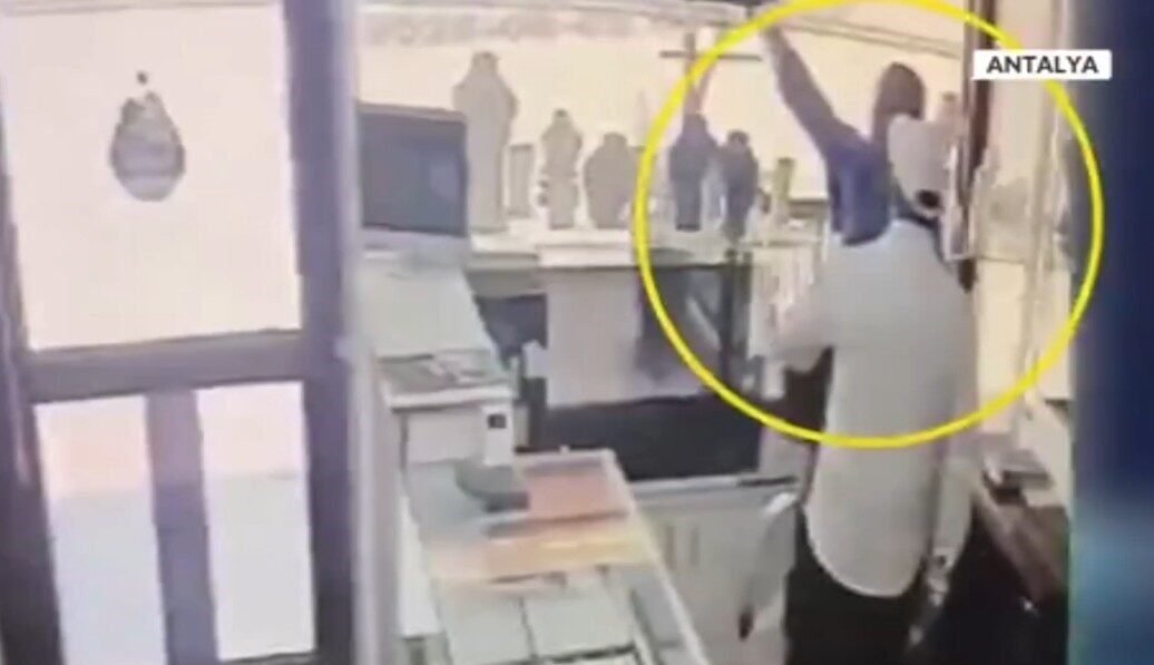 Kuyumcuya dehşeti yaşatıp 18 bilezikle kaçmıştı, aynı gün kıskıvrak yakalandı