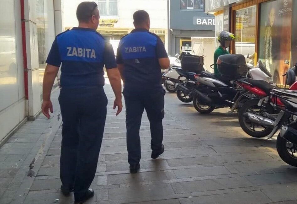 Antalya’nın Manavgat ilçesi Çiçek Sokak’ta kaldırım ve yaya geçiş alanlarını