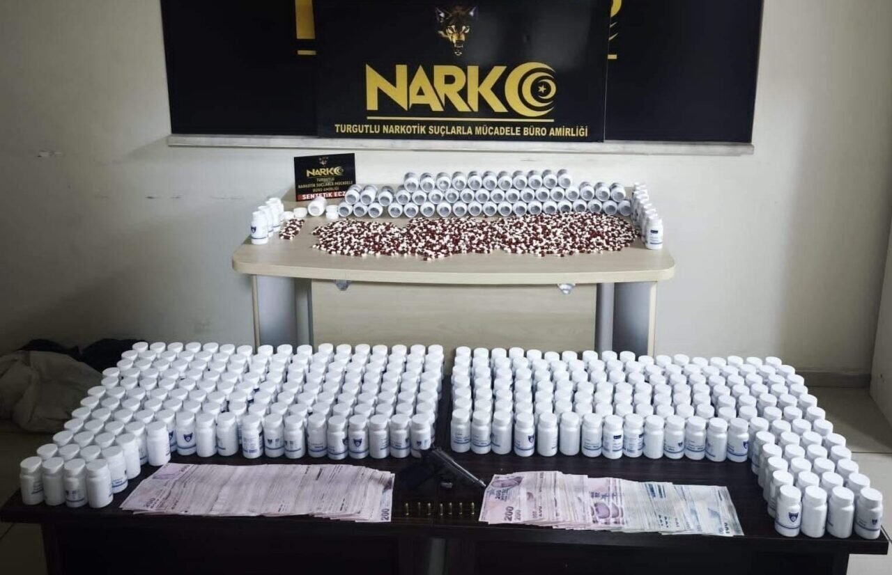 Manisa’da uyuşturucu operasyonu: 9 gözaltı, 5 tutuklama Manisa’da uyuşturucu operasyonu: 9 gözaltı, 5 tutuklama