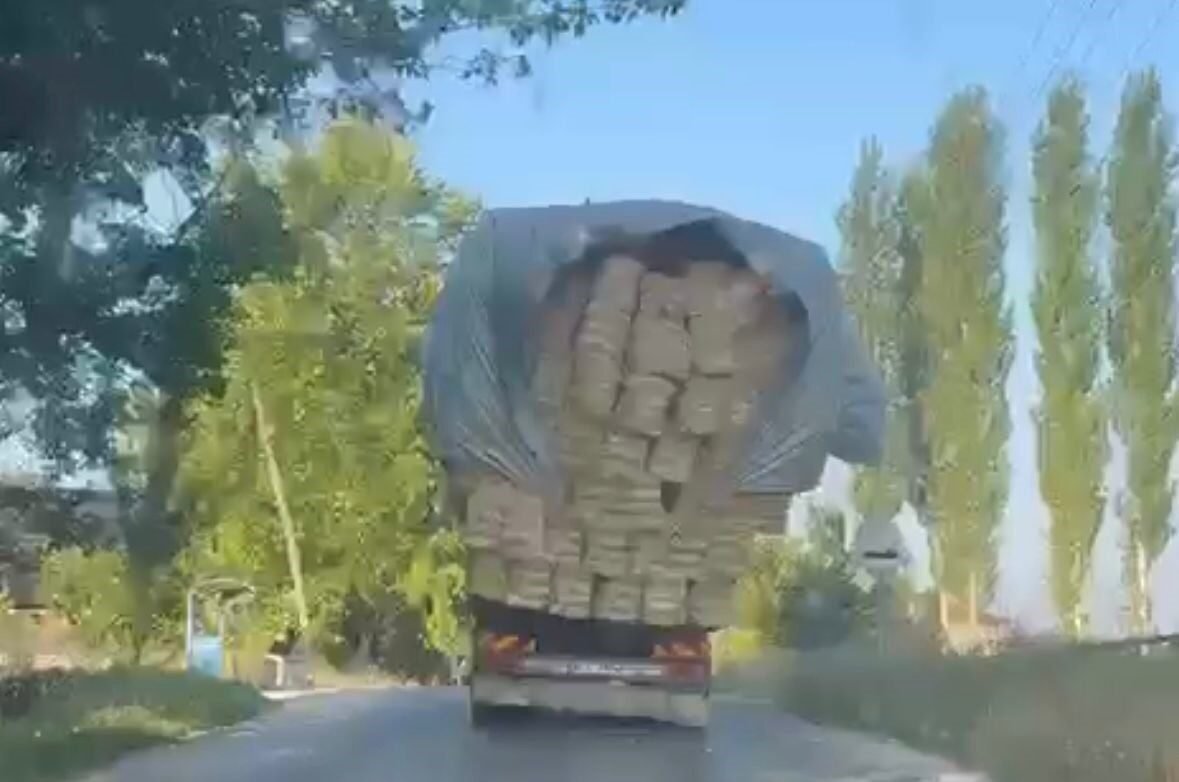 Saman yüklü kamyonun tehlikeli yolculuğu kamerada