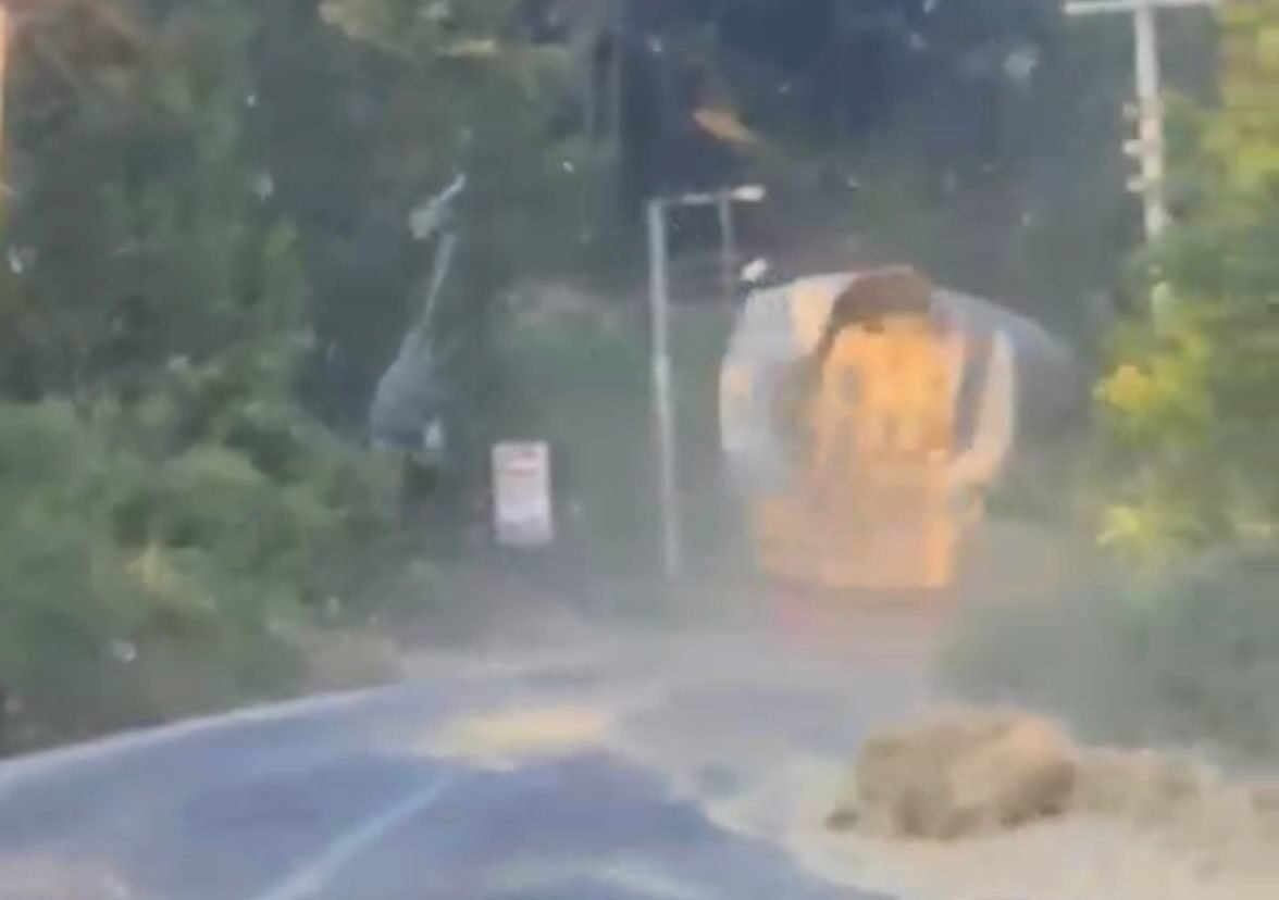 Saman yüklü kamyonun tehlikeli yolculuğu kamerada