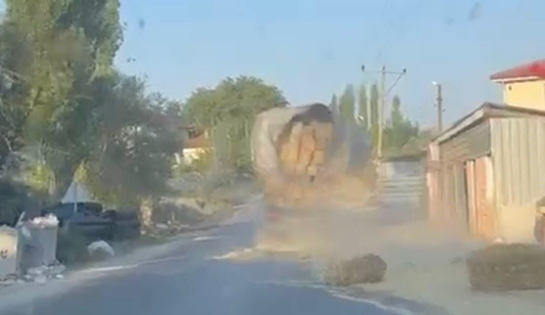 Denizli’nin Acıpayam ilçesinde saman yüklü kamyonun tehlikeli ilerleyişi kameralara yansıdı.