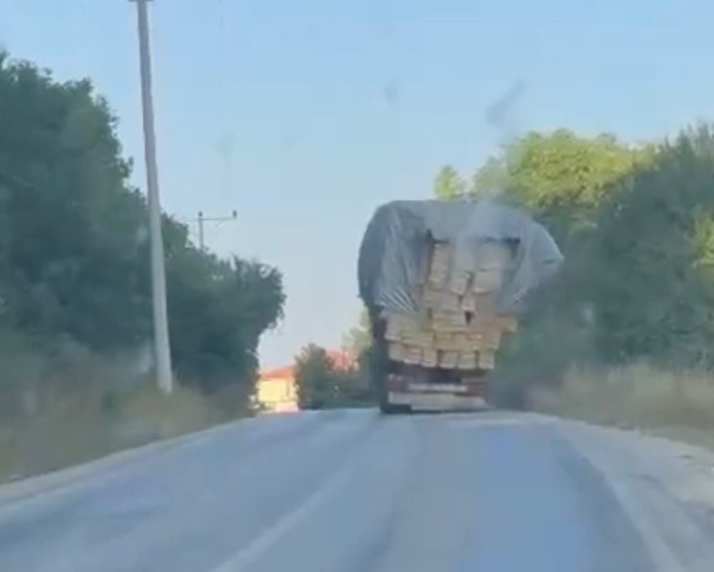 Saman yüklü kamyonun tehlikeli yolculuğu kamerada