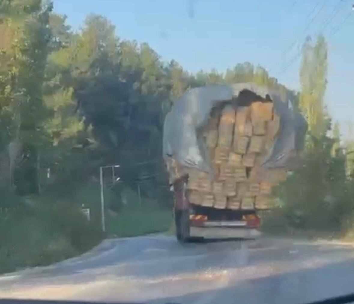 Saman yüklü kamyonun tehlikeli yolculuğu kamerada