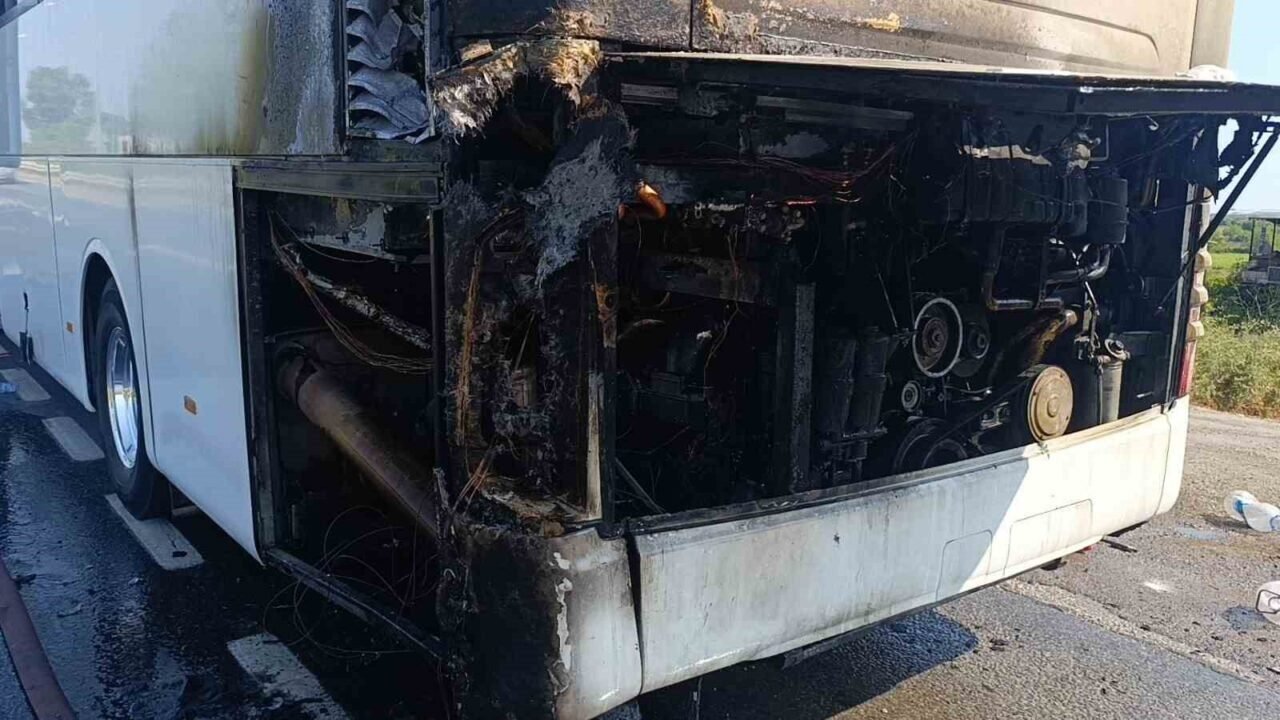 Seyir halindeki tur otobüsü yandı, 43 Polonyalı turist tahliye edildi