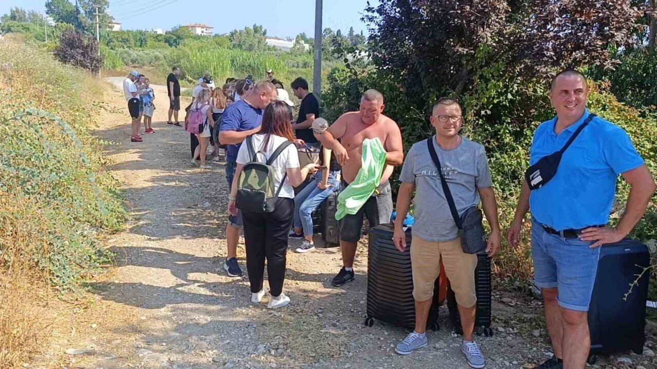 Seyir halindeki tur otobüsü yandı, 43 Polonyalı turist tahliye edildi