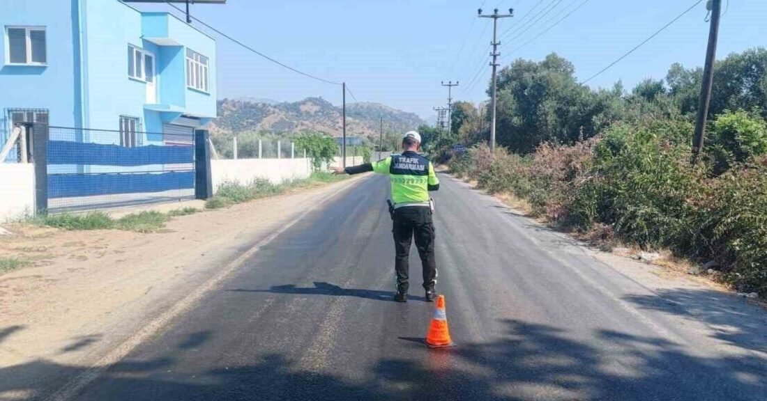 Aydın’ın Köşk ilçesinde Ödemiş-Başçayır yolunda jandarma ekiplerince ‘Şok’ yol uygulaması