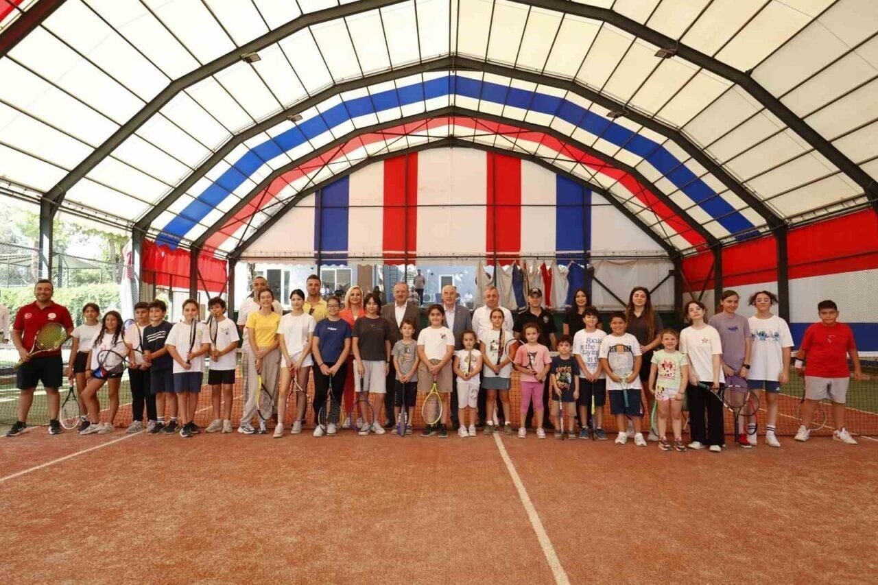 Vali Coşkun minik sporcularla bir araya geldi
