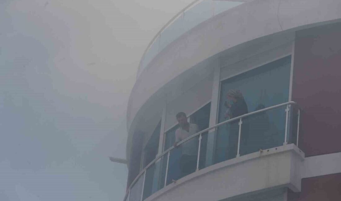 Antalya’da bir apartman dairesinde çıkan yangın paniğe neden oldu. Dairelerde