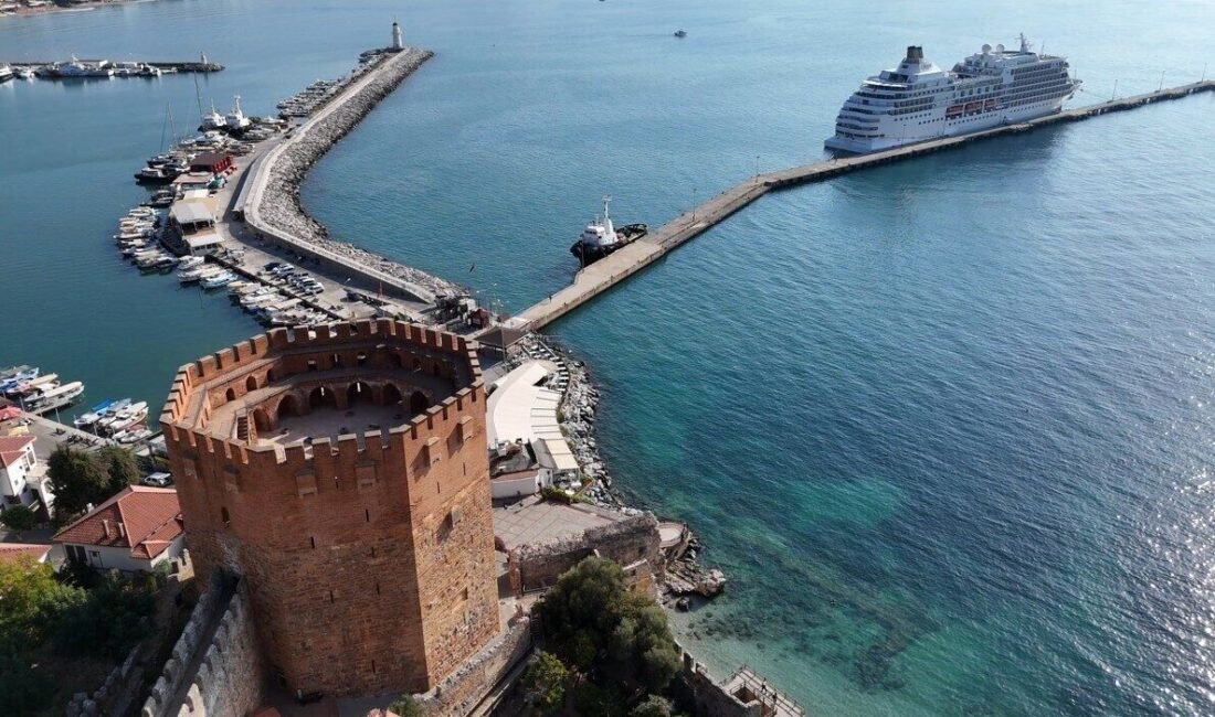 Bahama bandıralı ‘Seven Seas Navigator’ isimli kruvaziyer yolcu gemisi Alanya