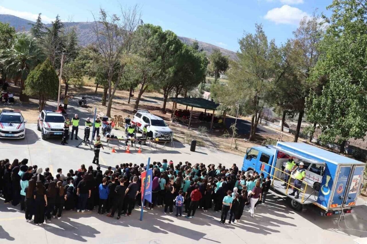 Akhisar’da öğrencilere trafik eğitimi verildi Akhisar’da öğrencilere trafik eğitimi verildi