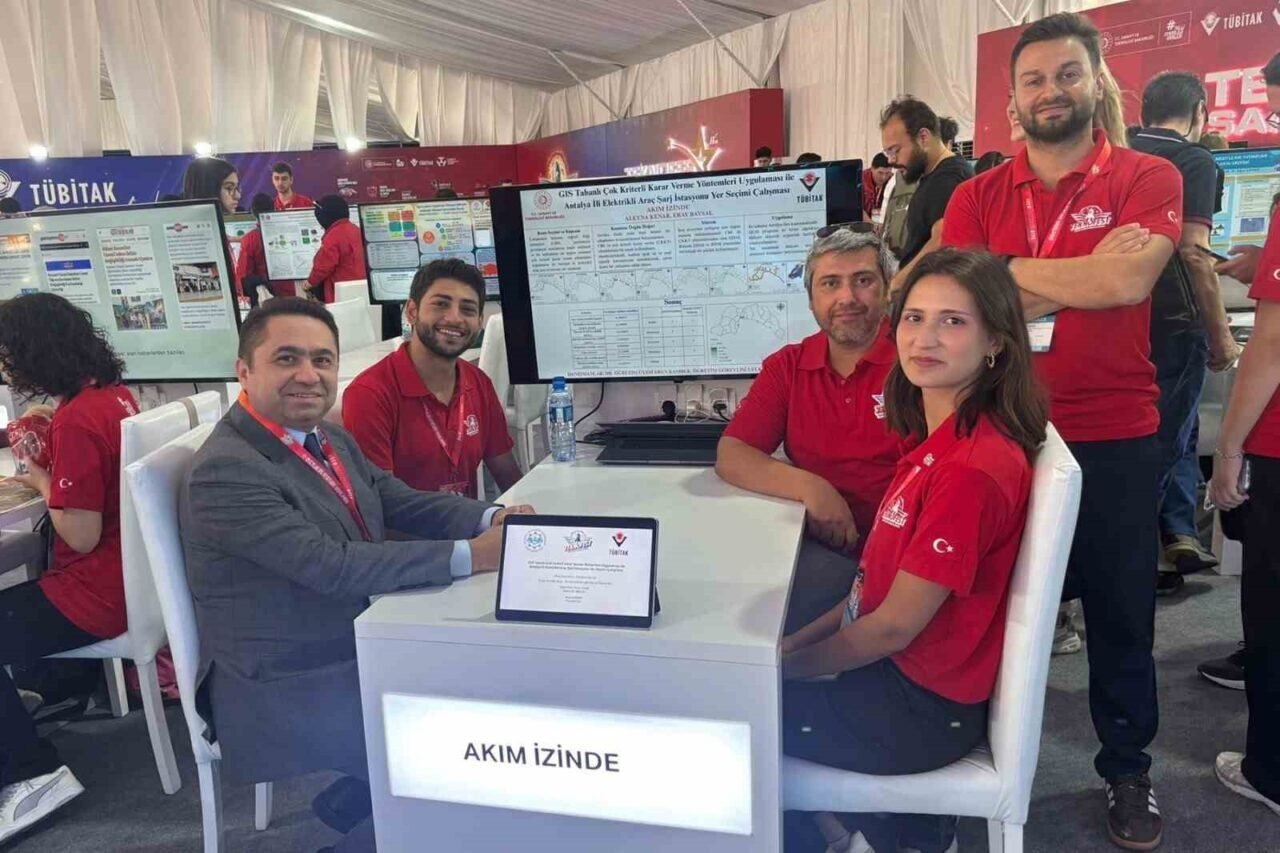 ALKÜ’lü TEKNOFEST birincileri ödülünü Cumhurbaşkanı Erdoğan’dan aldı