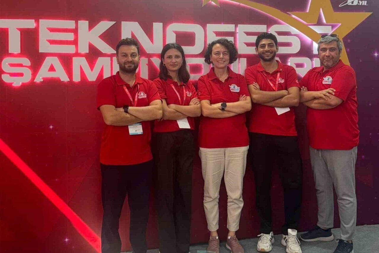ALKÜ’lü TEKNOFEST birincileri ödülünü Cumhurbaşkanı Erdoğan’dan aldı