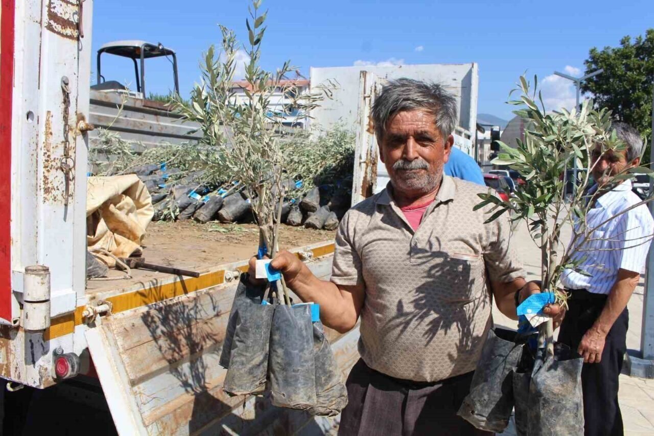 Antalya Büyükşehir Belediyesi’nden fidan desteği Antalya Büyükşehir Belediyesi’nden fidan desteği