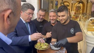 Antalya programı kapsamında esnafla bir araya gelen Adalet Bakanı Yılmaz