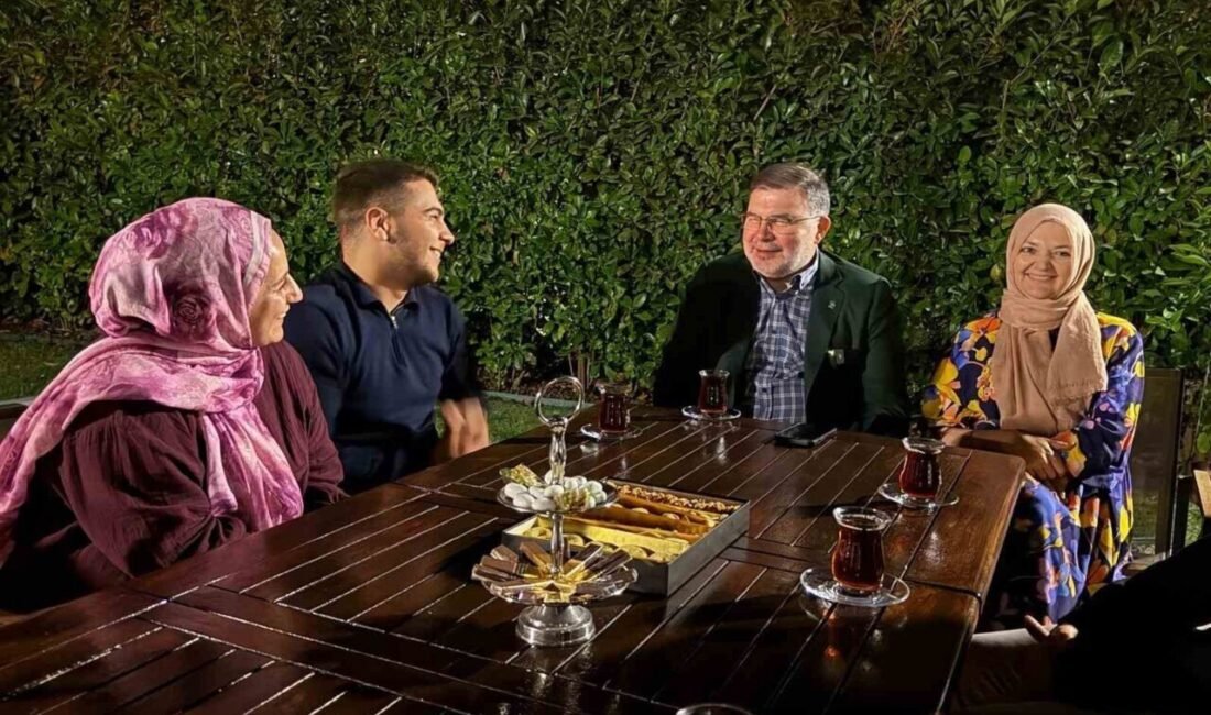 Başkan Saygılı, üniversite öğrencilerini evinde misafir etti AK Parti İzmir İl Başkanı Bilal Saygılı, devlet yurdunda kalan