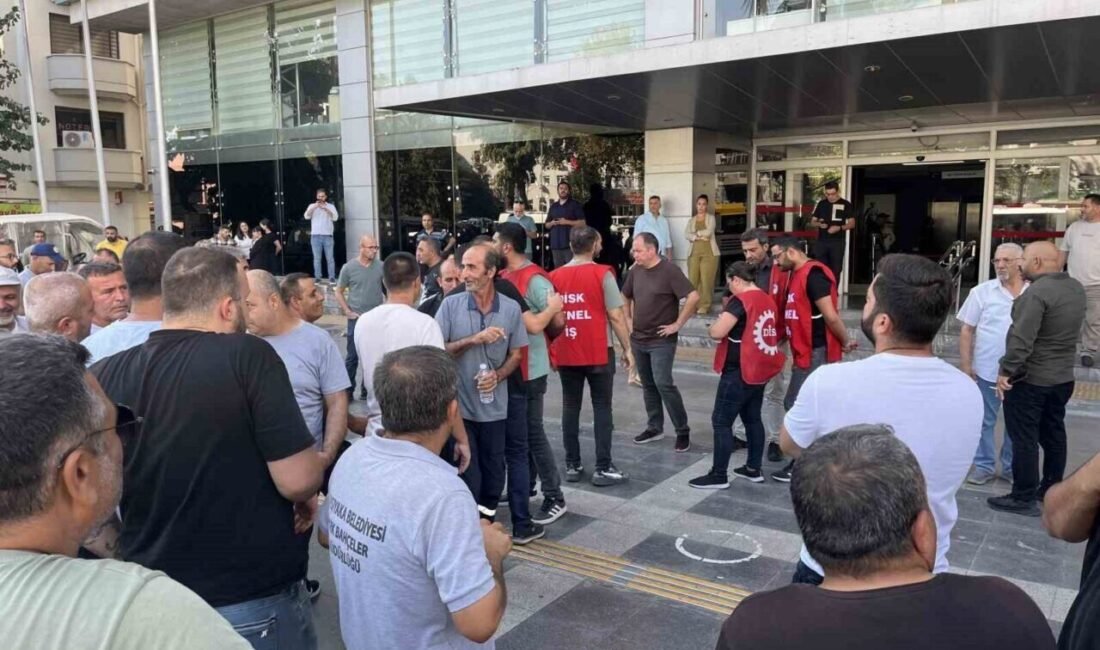 Başkan Tugay Karşıyaka’da çöp toplattı, işçiler karşı karşıya geldi İzmir’de Karşıyaka Belediyesinde yaşanan maaş krizinden kaynaklı çöp dağları büyürken,