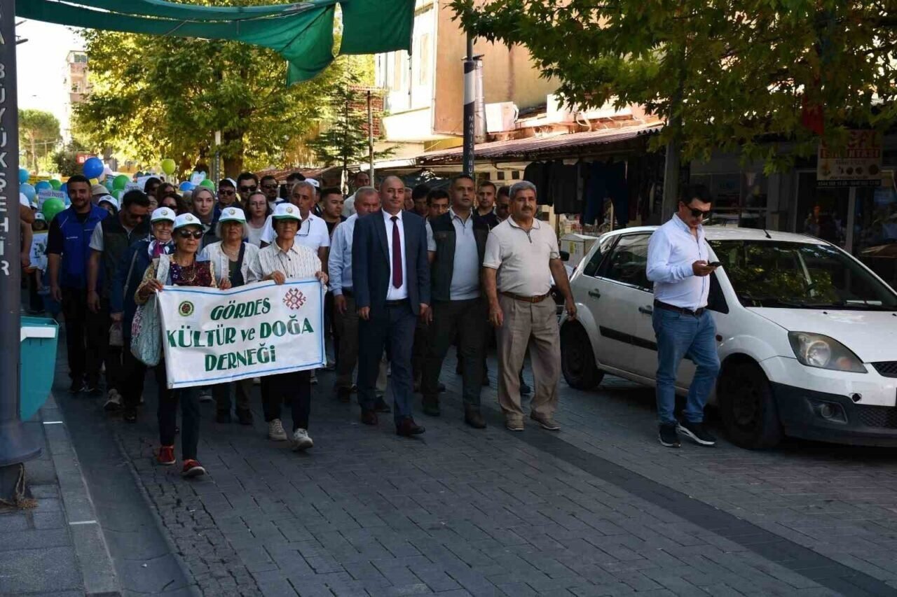 Gördes’te "Yeşil Vatan" temalı farkındalık yürüyüşü düzenlendi Gördes’te "Yeşil Vatan" temalı farkındalık yürüyüşü düzenlendi