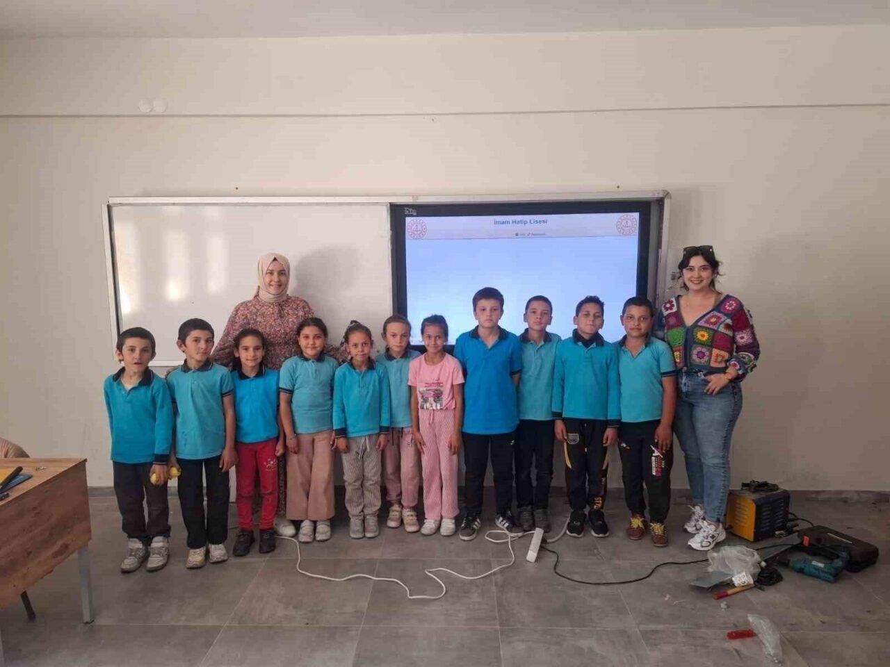 Köy okulunda akıllı tahta sevinci