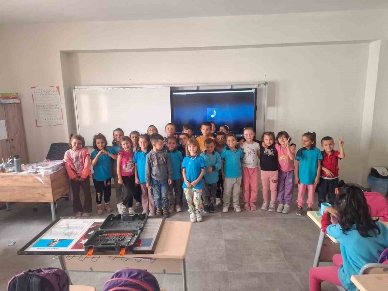 Köy okulunda akıllı tahta sevinci