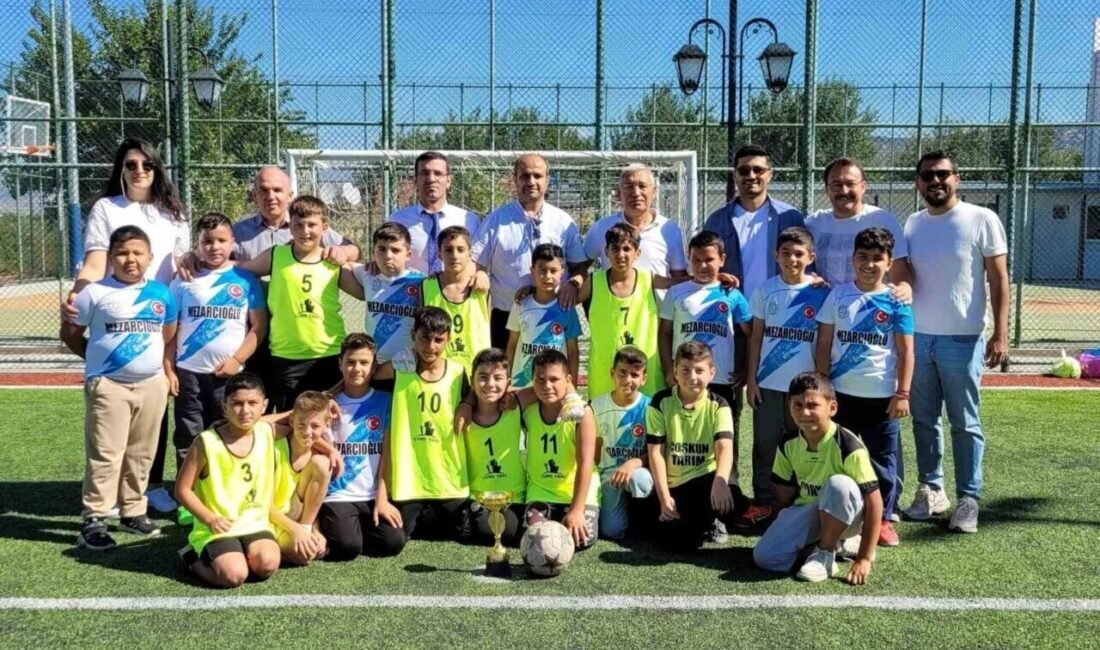 Minik sporculardan dostluk rüzgarı Manisa’nın Sarıgöl ilçesinde İlköğretim Haftası etkinlikleri kapsamında düzenlenen dostluk maçında
