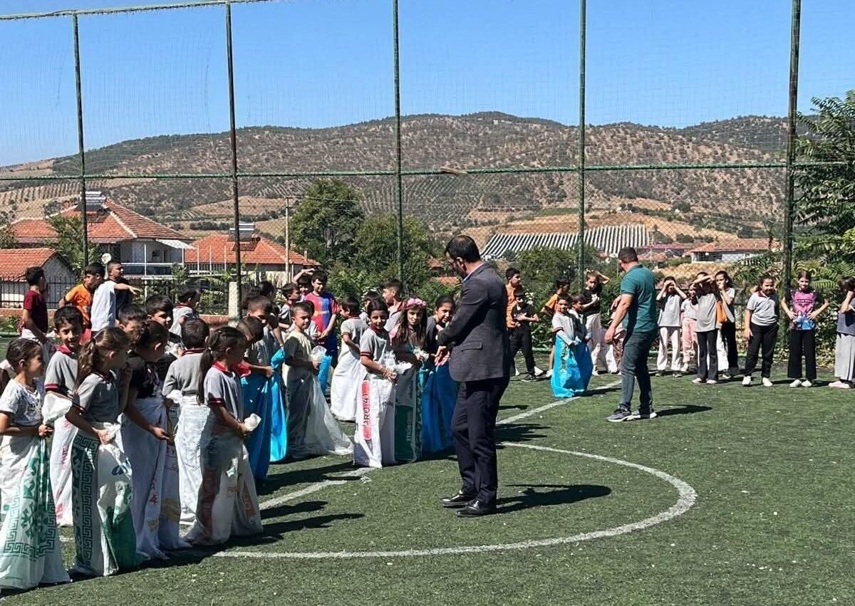 Okul bahçesi şenlik alanına döndü Okul bahçesi şenlik alanına döndü