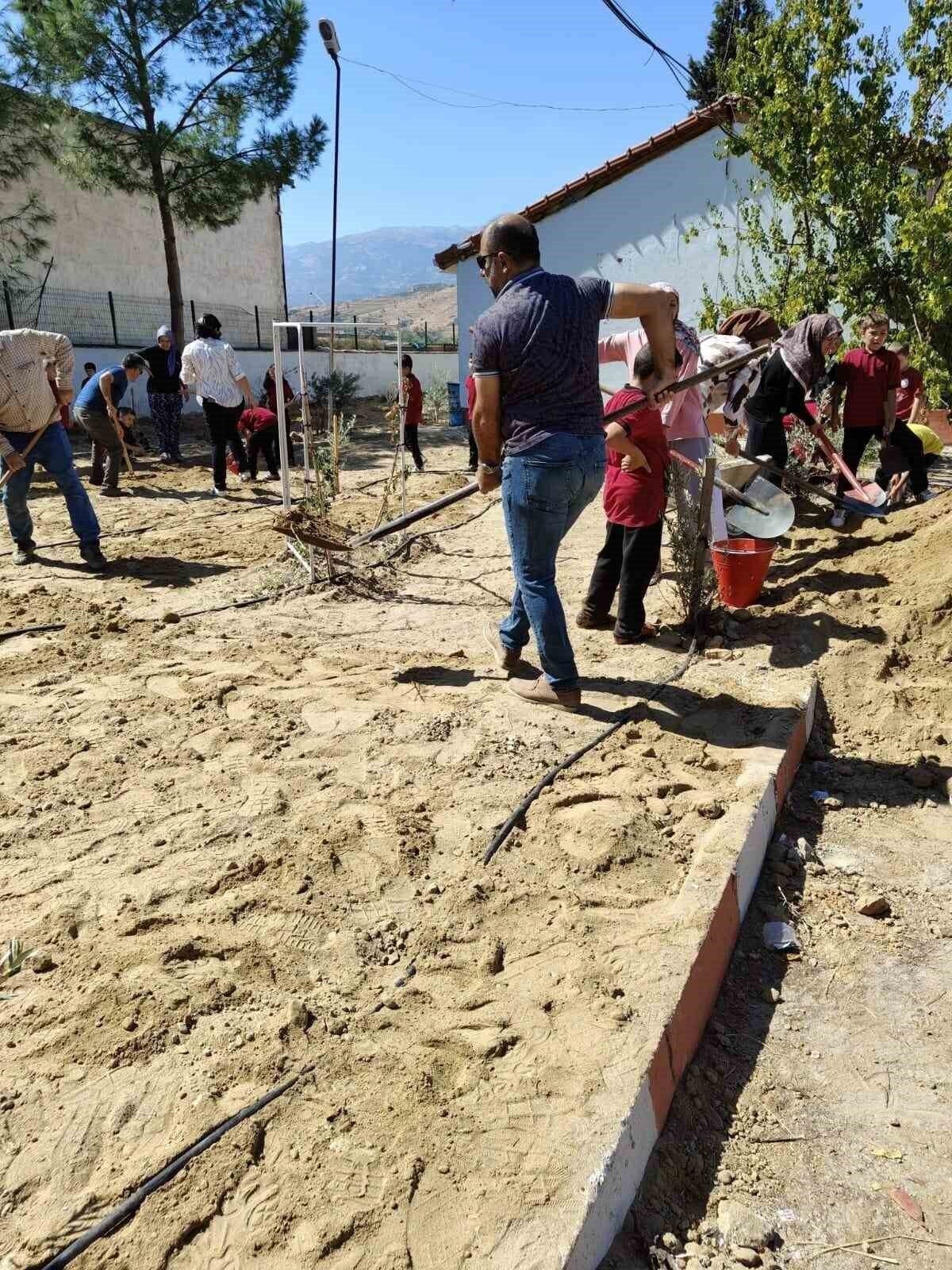 Okul bahçesinde fidan diktiler