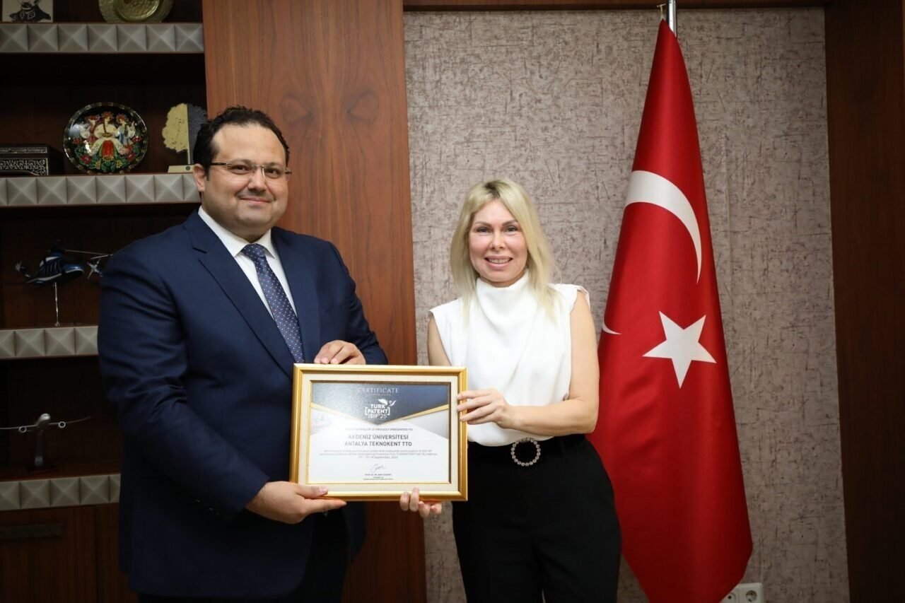 Rektör Özkan, buluşlarıyla ödül alan öğretim üyelerini tebrik etti