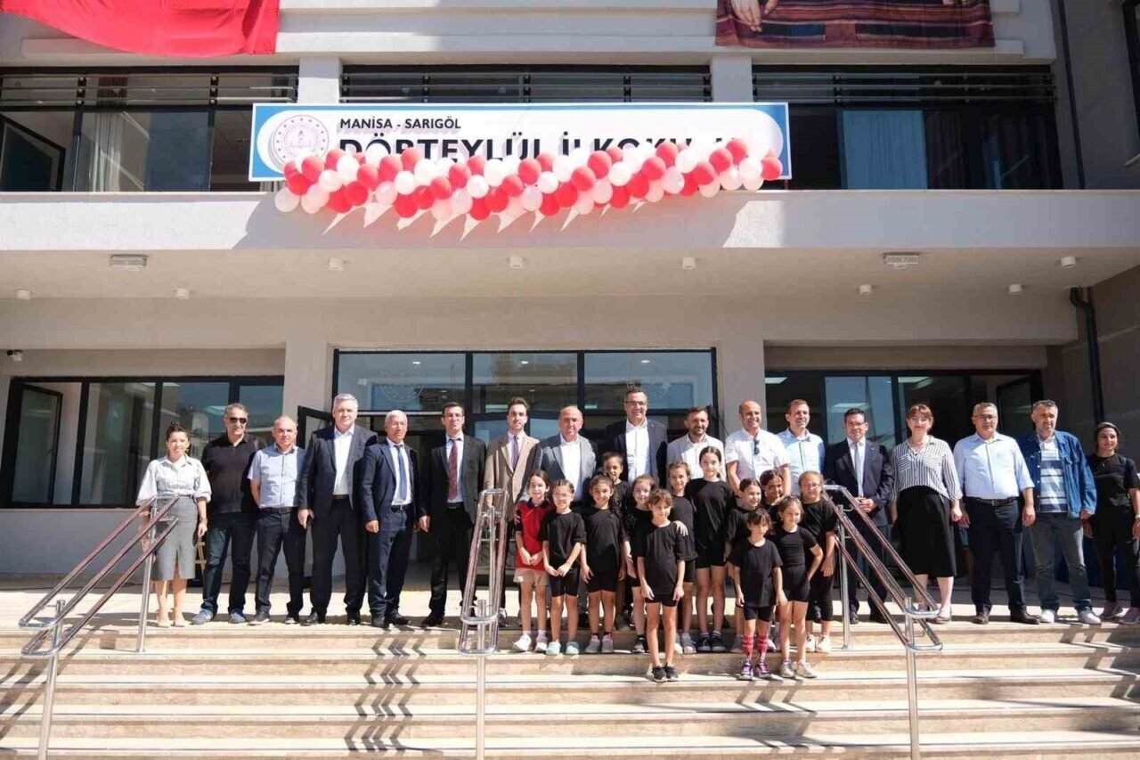 Sarıgöl’ün en büyük okulu yeni binasında ilk törenini yaptı Sarıgöl’ün en büyük okulu yeni binasında ilk törenini yaptı